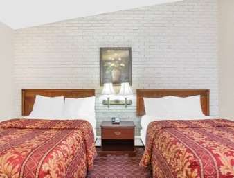 Travelodge Inn & Suites Latham Quarto foto