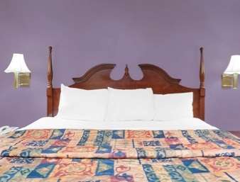 Travelodge Inn & Suites Latham Quarto foto